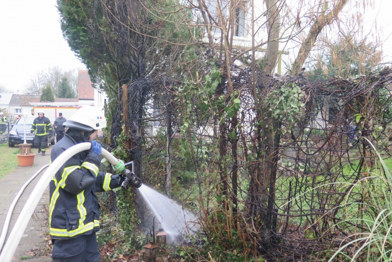 Brennt Hecke droht auf Wohnhaus überzugreifen