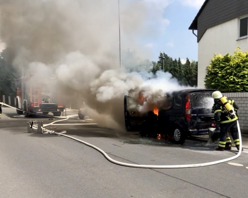 Pkw Brand an einer Kreuzung