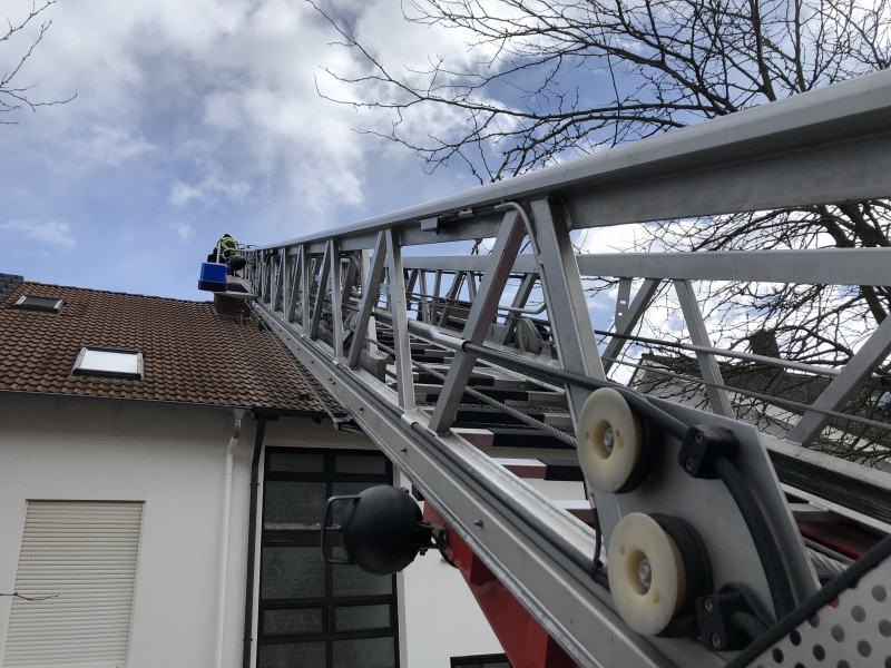 Lose Kaminteile drohen auf die Fahrbahn zu stürzen