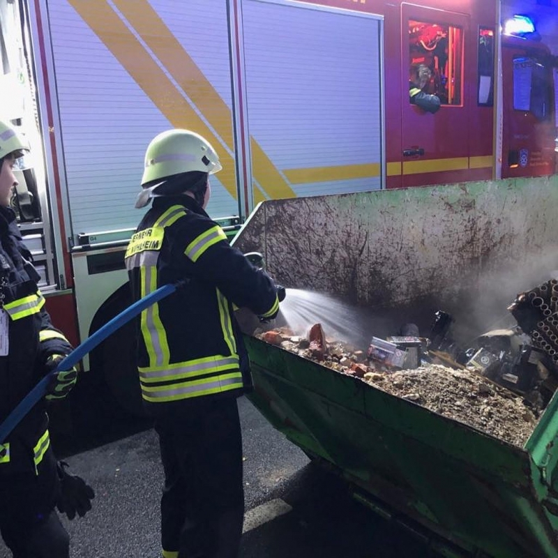 Brennende Feuerwerksreste in Baucontainer