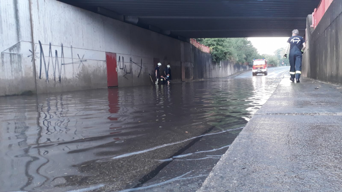 Bahnunterführung unter Wasser