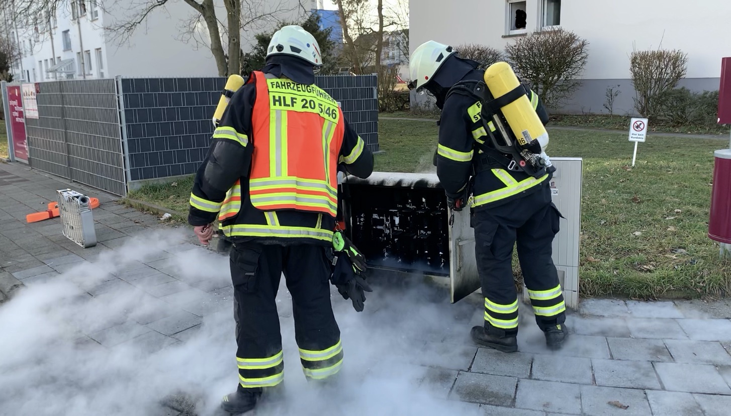 Brennt Stromverteilerkasten an Straße