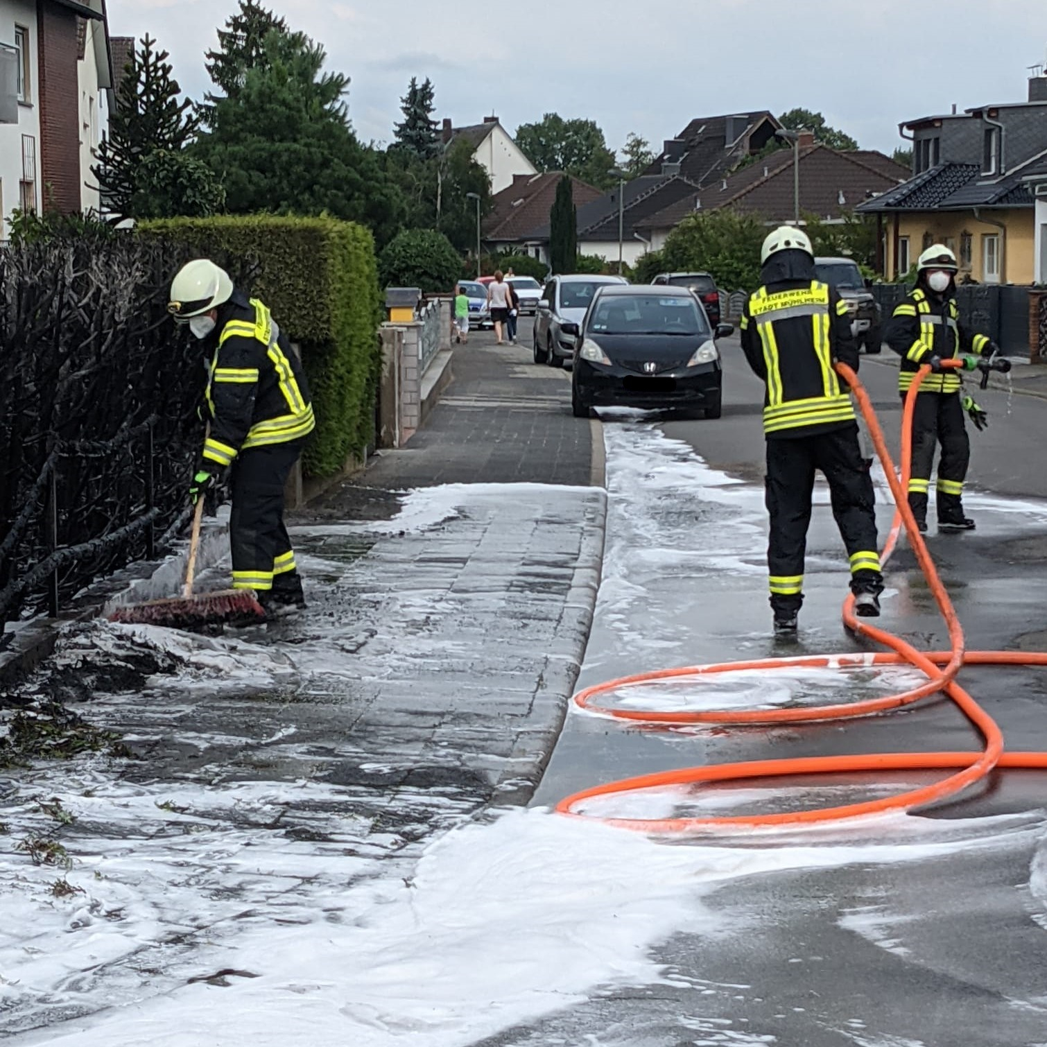 Ausgedehnter Heckenbrand - PKW in der Nähe