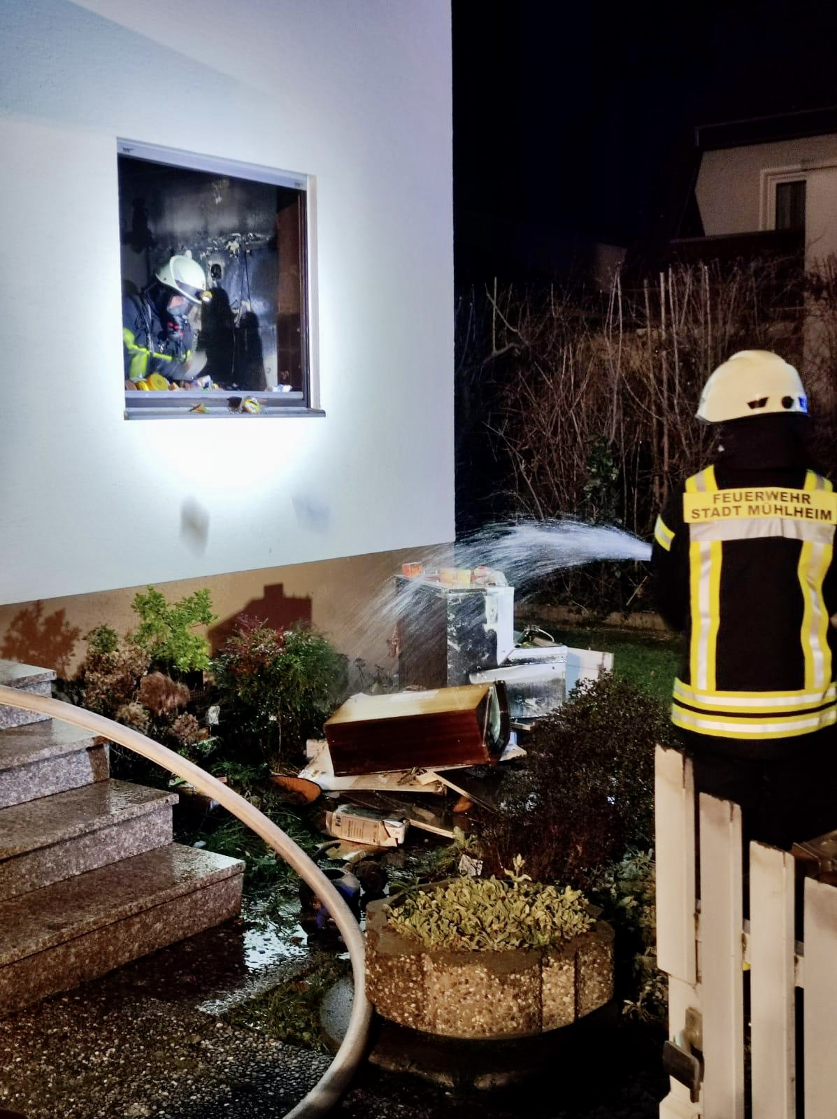 Wohnungsbrand mit Menschenleben in Gefahr