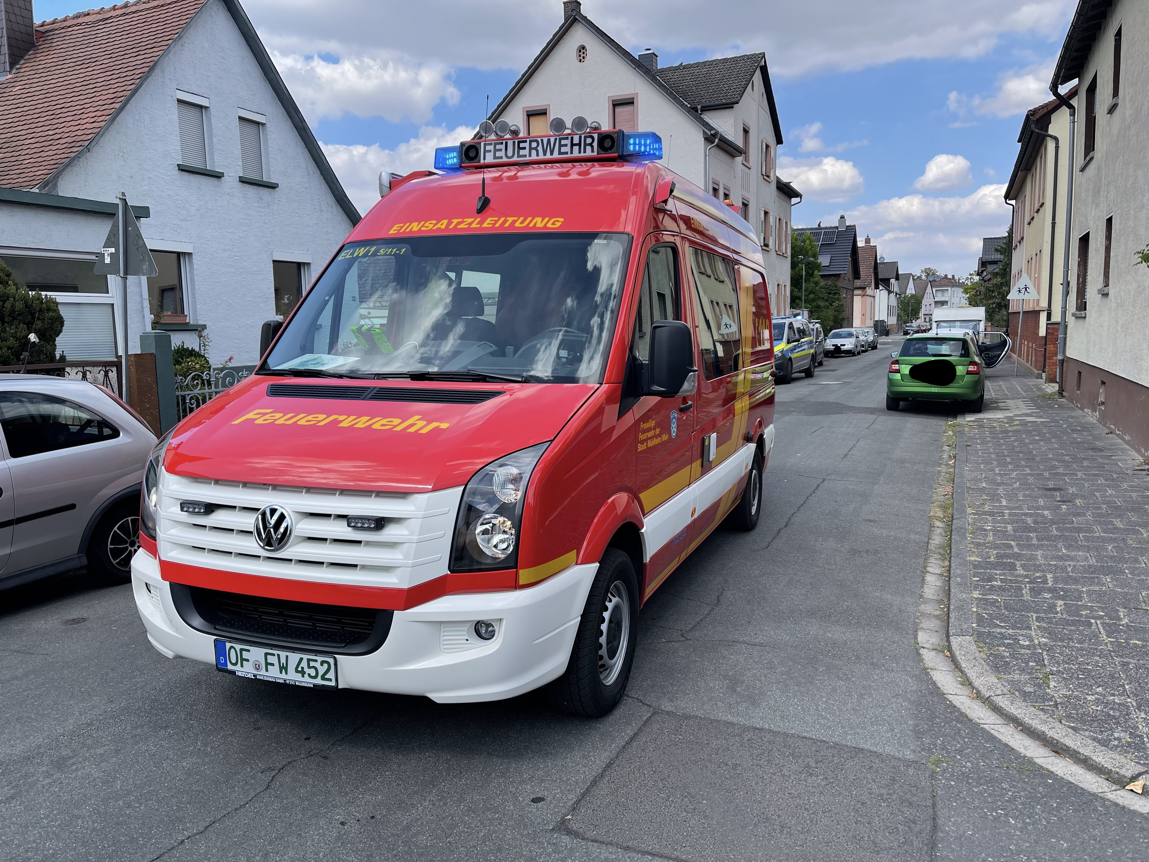 Person zwischen Fahrzeug eingeklemmt