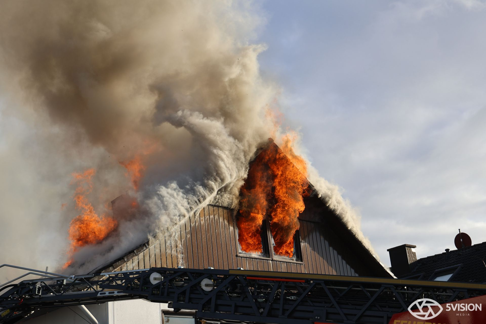 Ausgedehnter Dachstuhlbrand