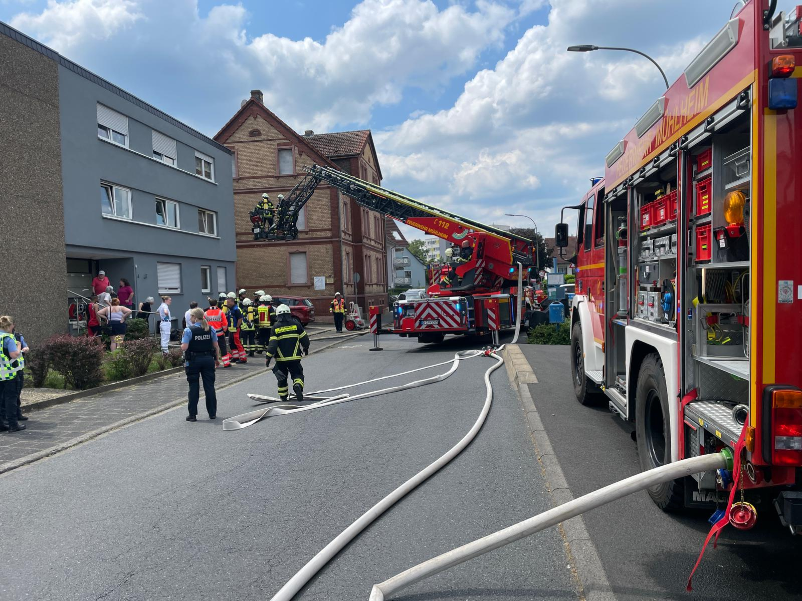 Feuer mit Menschenleben in Gefahr