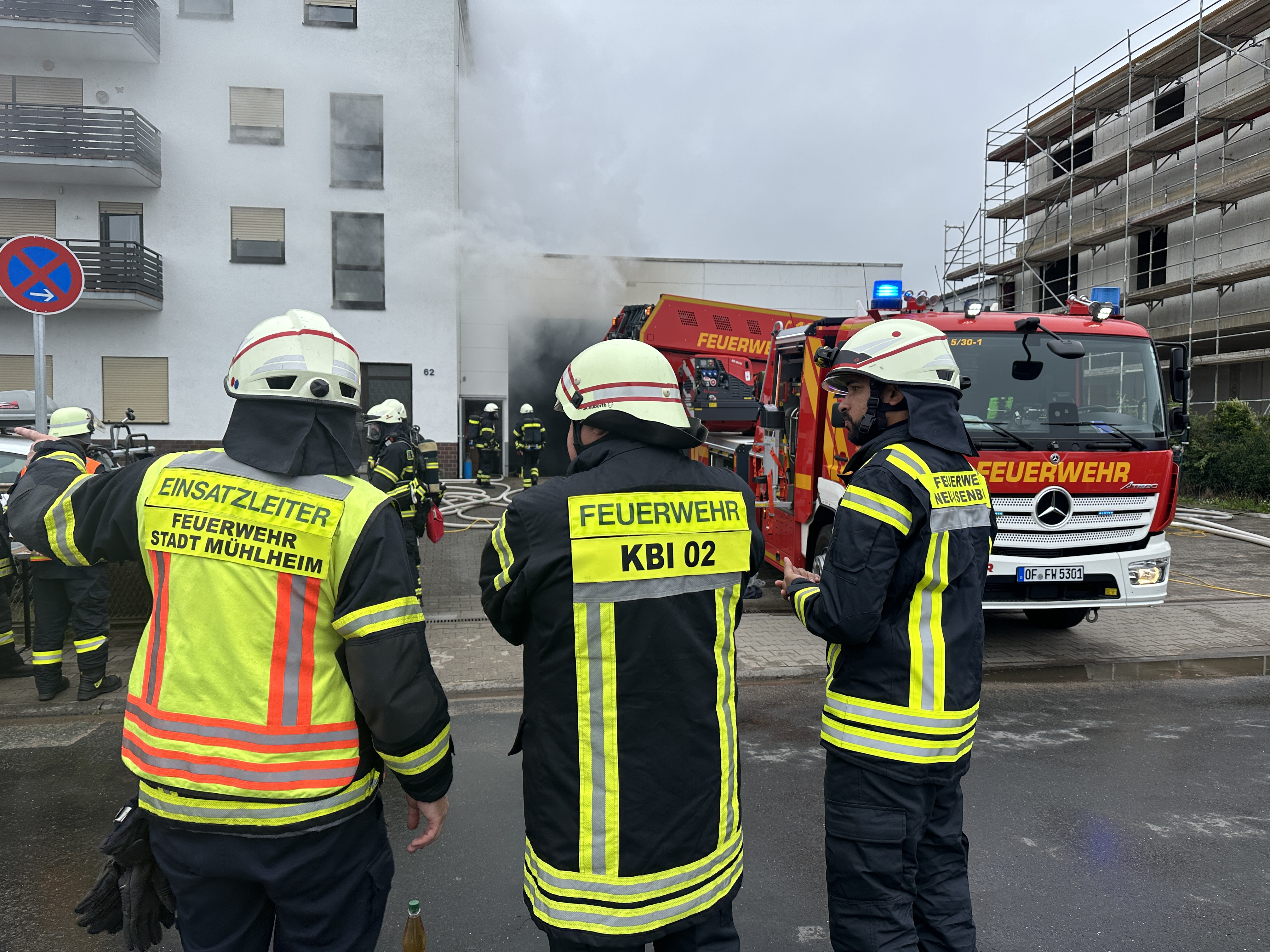 Feuer in Gewerbebetrieb - mehrere Personen gerettet