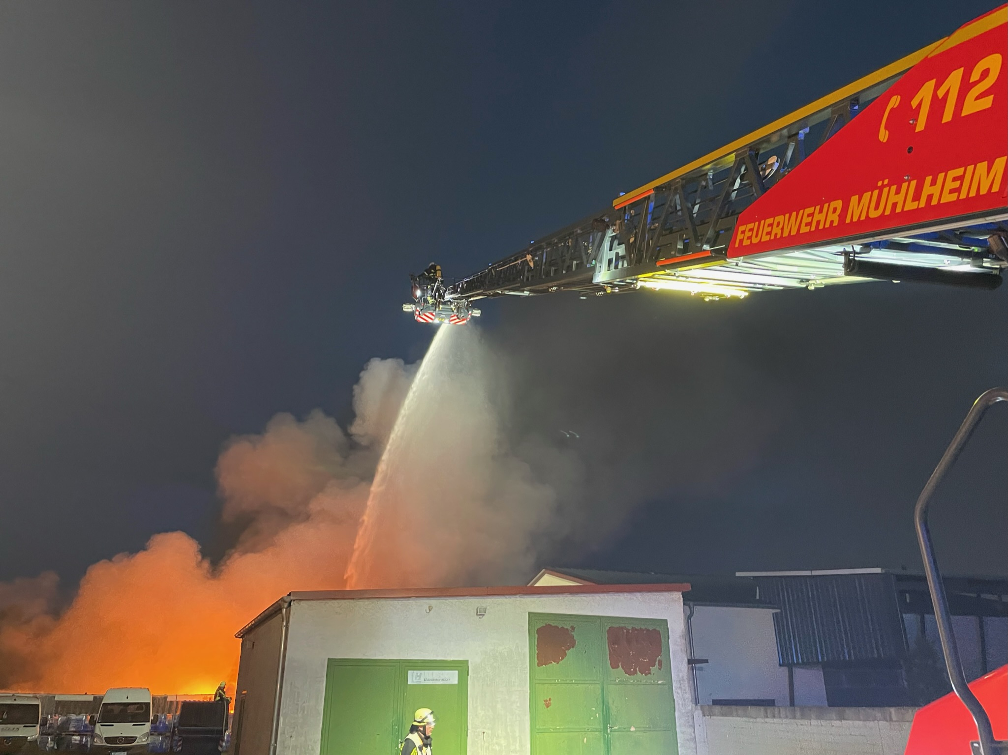 Nachbarschaftliche Löschhilfe bei einem Großbrand