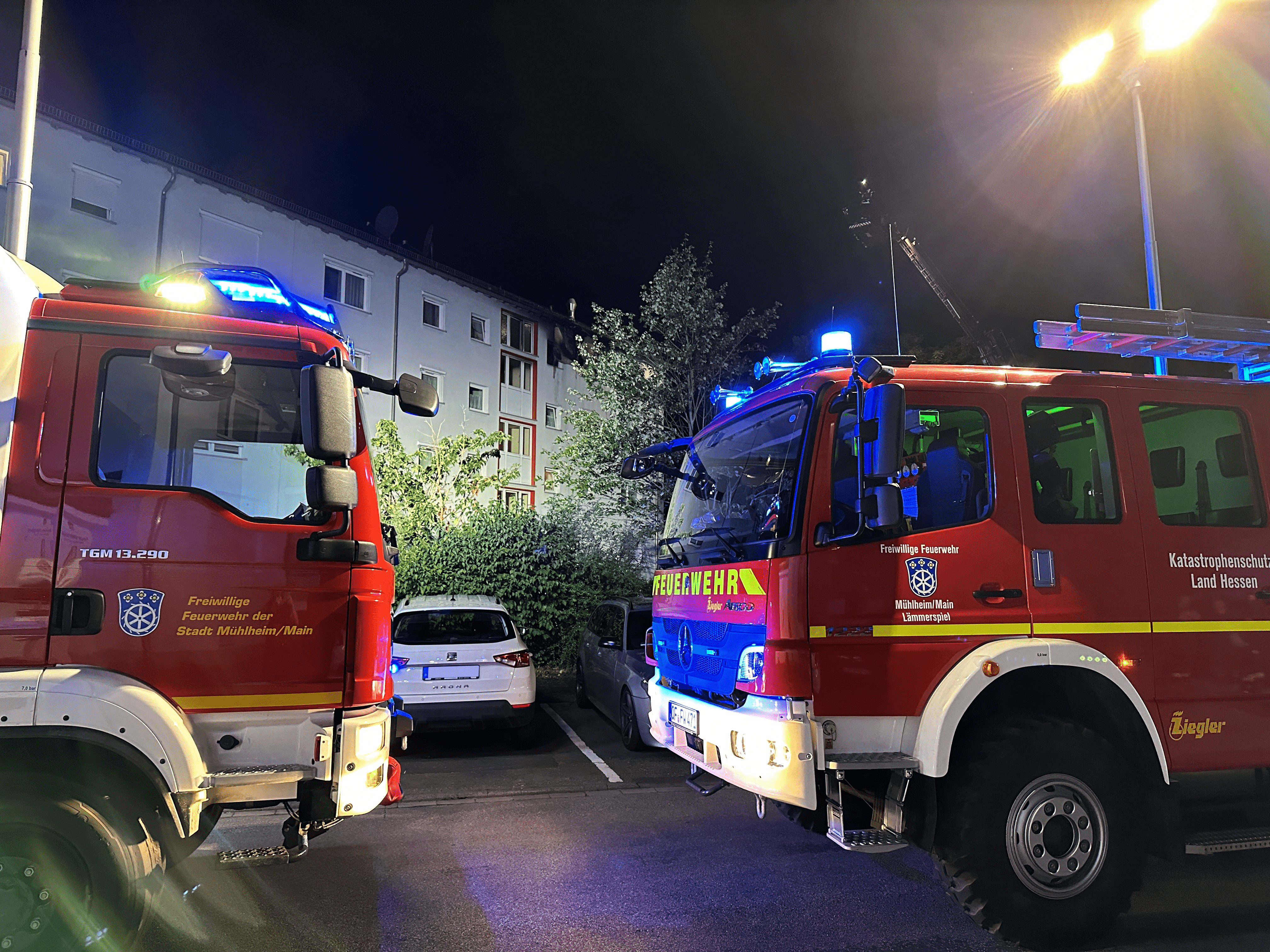 Zimmervollbrand in Wohngebäude - mehrere Personen gerettet