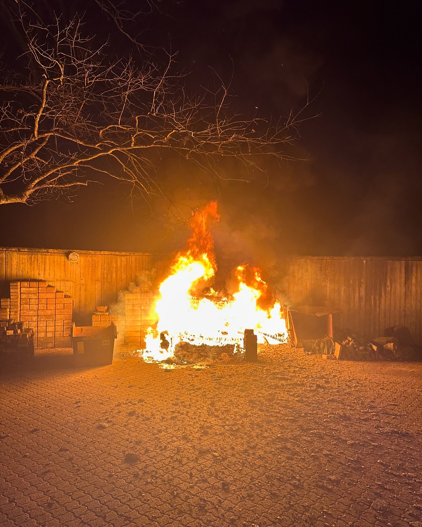 Feuer auf Betriebsgelände des Friedhofes 